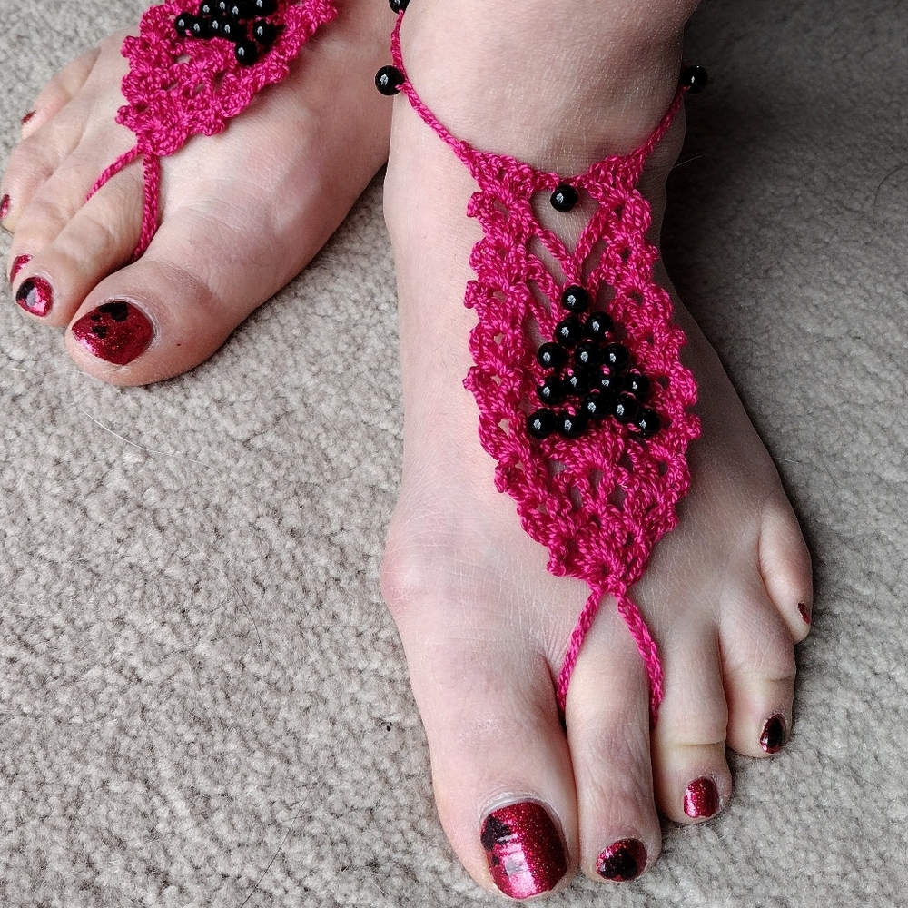 Barefoot Sandals in magenta and black